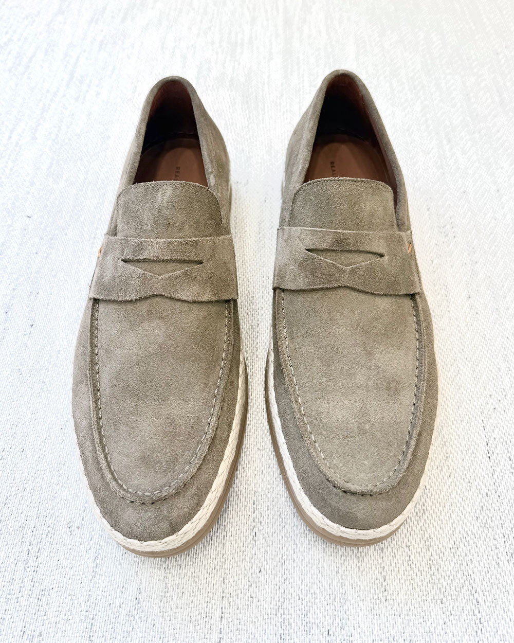 Mocassim Esportivo Estilo "Penny Loafer" em Camurça Castor