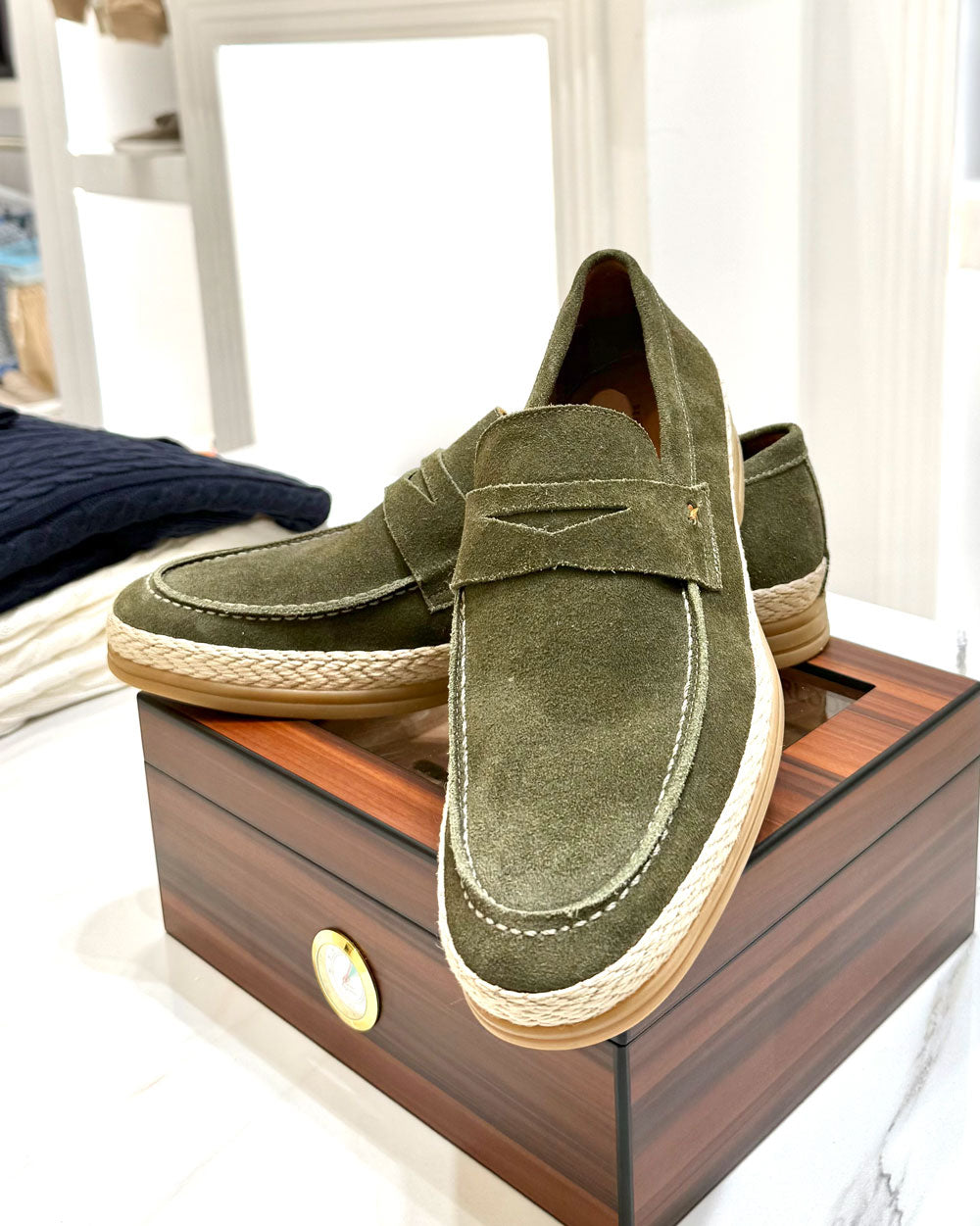 Mocassim Esportivo Estilo "Penny Loafer" em Camurça Oliva