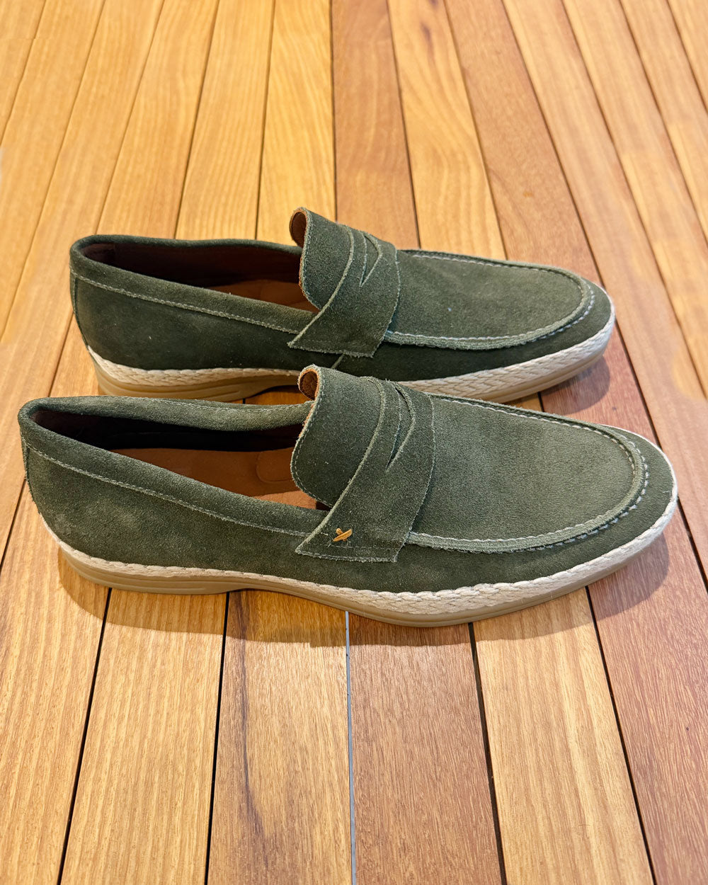 Mocassim Esportivo Estilo "Penny Loafer" em Camurça Oliva