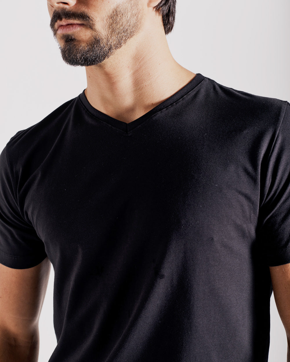 T-Shirt em Algodão Egípcio Gola "V" Cor Preto