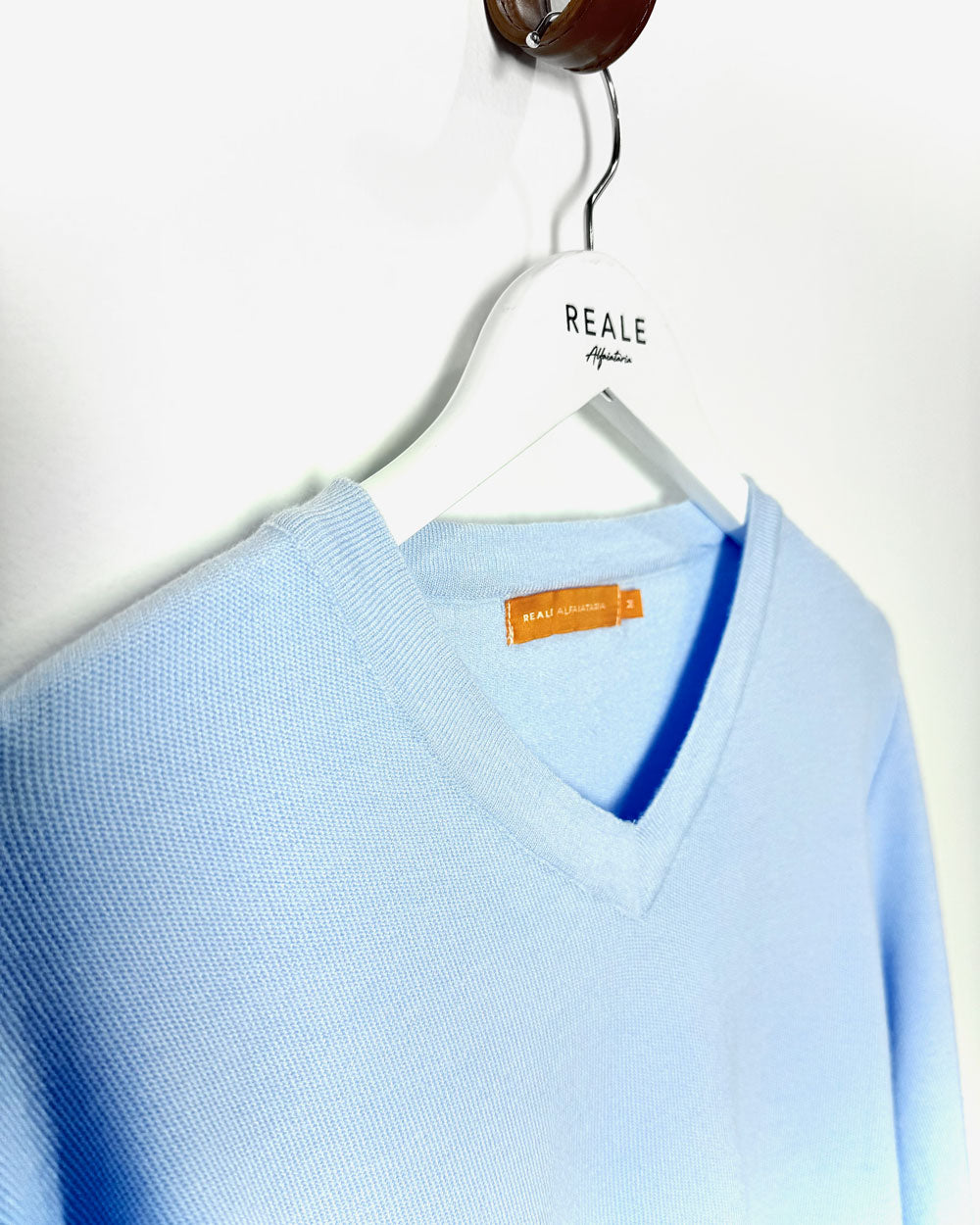 Pull Over Gola V em Tricot Modal Azul Claro
