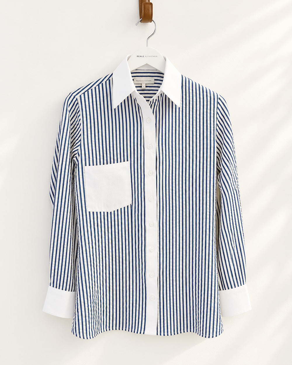 Camisa Feminina Listrada com Abotoaduras