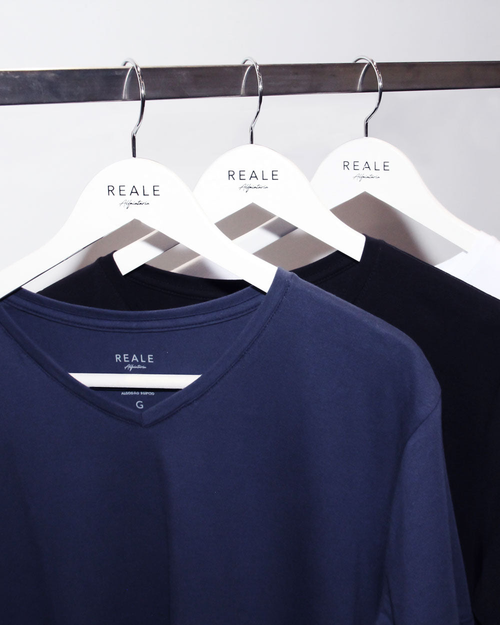 T-Shirt em Algodão Egípcio Gola "V" Cor Azul Marinho