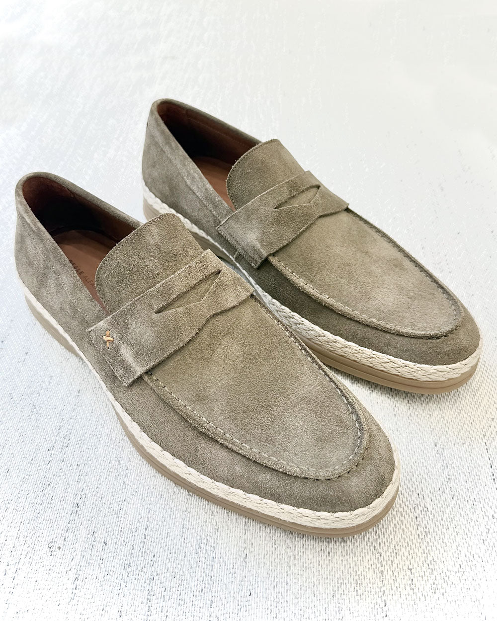 Mocassim Esportivo Estilo "Penny Loafer" em Camurça Castor