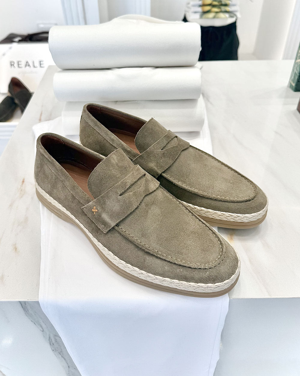 Mocassim Esportivo Estilo "Penny Loafer" em Camurça Castor