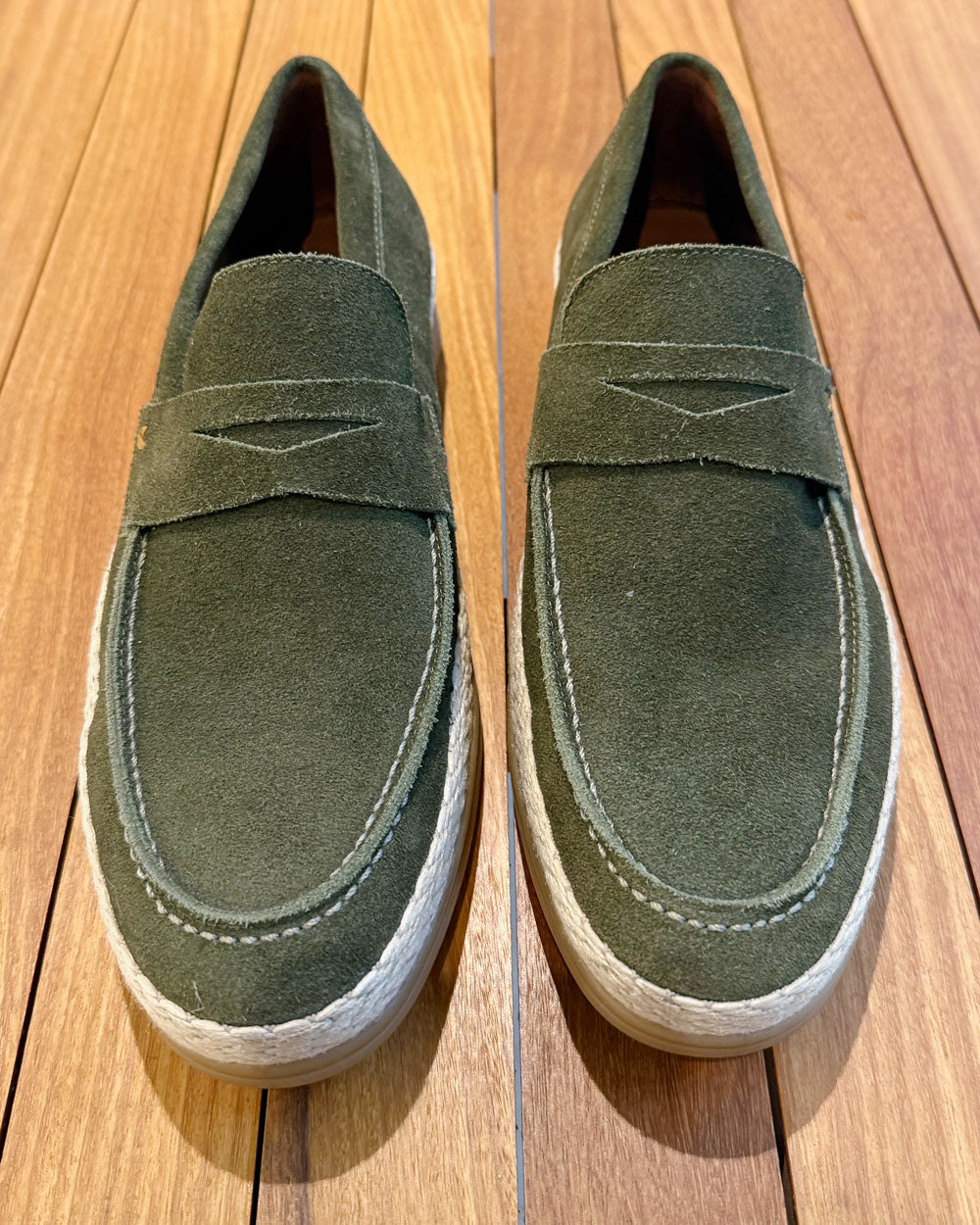 Mocassim Esportivo Estilo "Penny Loafer" em Camurça Oliva