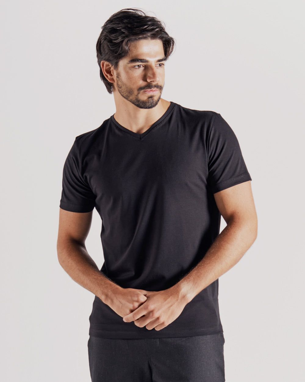 T-Shirt em Algodão Egípcio Gola "V" Cor Preto