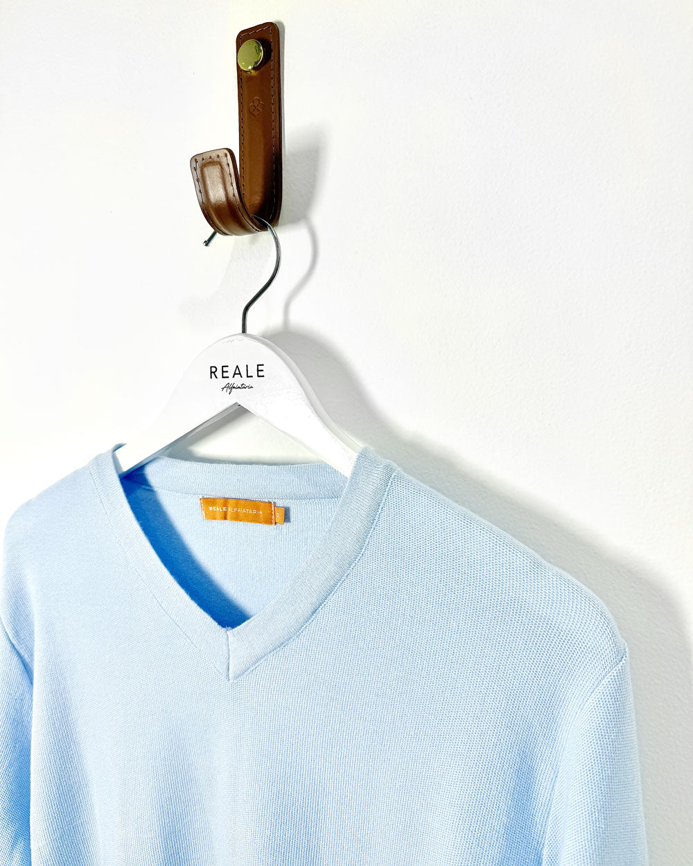 Pull Over Gola V em Tricot Modal Azul Claro