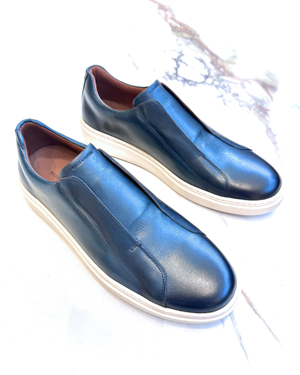 Tênis Slip-On em Couro Marinho